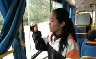 初中生幫末班公交司機(jī)收拾衛(wèi)生300多天
