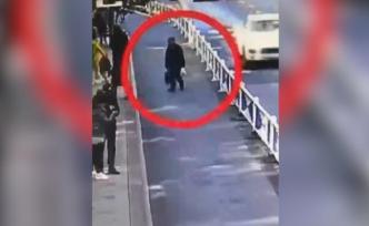 92歲老警察撿到內(nèi)藏數(shù)萬元物品挎包，按證件信息尋找到失主