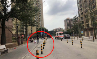 消防通道上裝鐵樁，物業(yè)：防貨車壓壞路