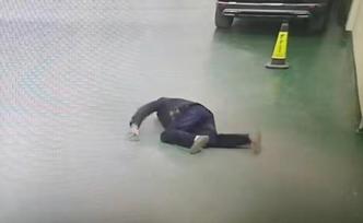 被多台手术累垮，四川一医生下班路上两次摔倒磕断两颗门牙