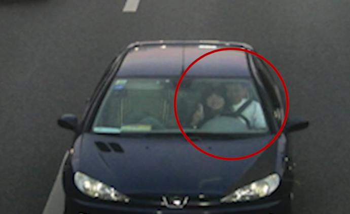 拿命秀恩爱?男女叠坐开车同系一条安全带