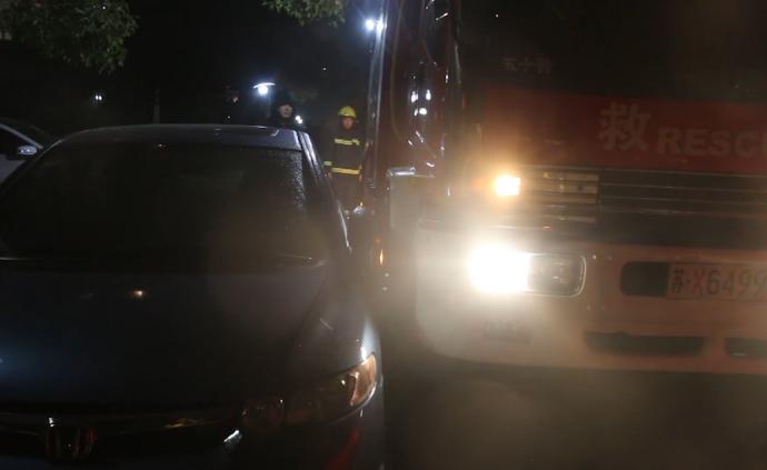 消防車小區(qū)內(nèi)被堵，喊來交警幫忙移車
