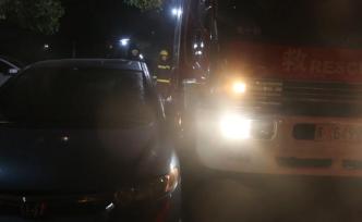 消防車小區(qū)內(nèi)被堵，喊來交警幫忙移車