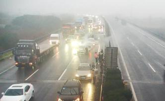 車輛高速上違規(guī)變道引發(fā)連續(xù)追尾：短時間多起事故十多車受損