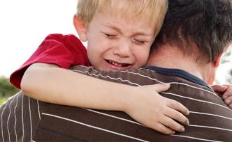 4歲男孩被玩伴家長扔出數(shù)米遠(yuǎn)：孩子起沖突成人該不該插手？