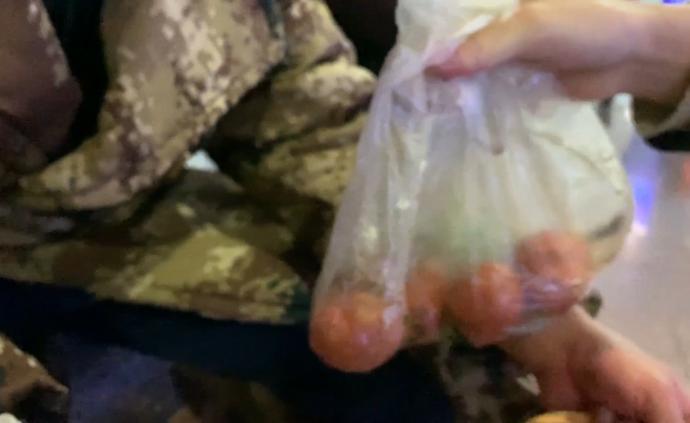 回家路｜坐硬座吃雞蛋不買盒飯：省錢給娃