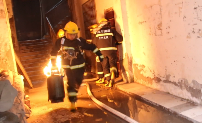 居民樓起火，“抱火哥”拎出噴火煤氣罐