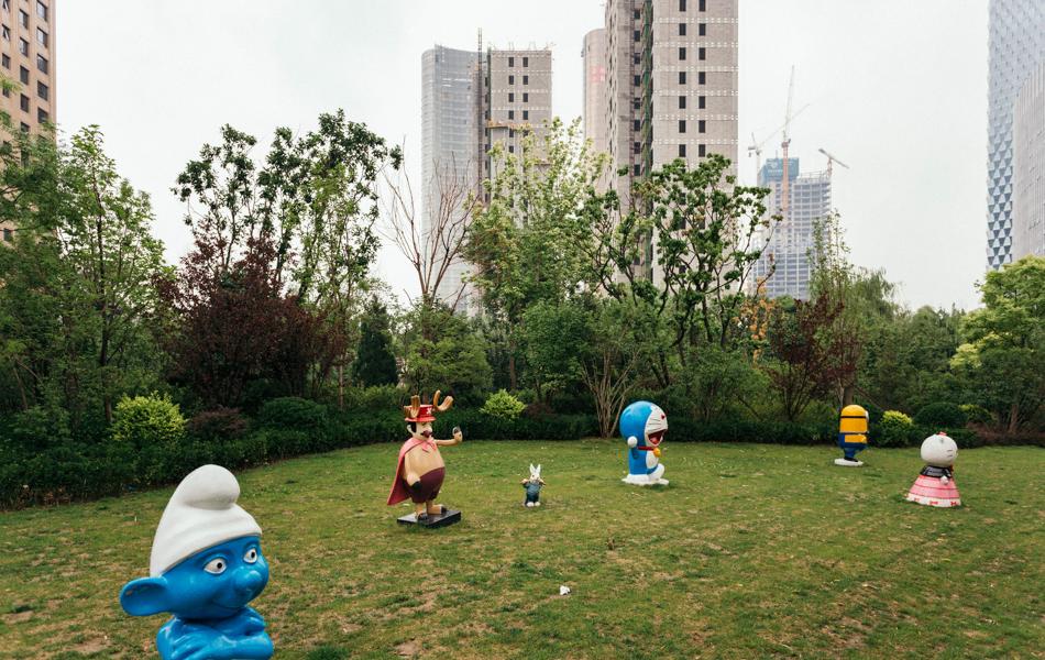 02 兒童樂(lè)園 Children’s Playground  2016年，望京SOHO附近的一個(gè)兒童游樂(lè)園，拍這張照片的時(shí)候小妮正在旁邊打滾，一身泥巴。 拷貝