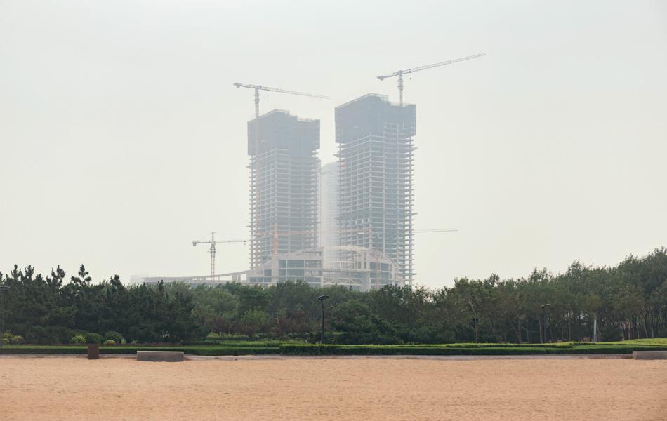 05 沿海建筑 Coastal architecture  2015年，日照沿海萬(wàn)平口景區(qū)正在建設(shè)中的高層酒店。 拷貝