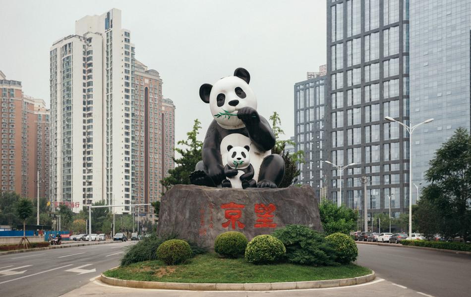 10 國(guó)寶 chinese treasure  2016年，望京去往大山子的十字路口處的大熊貓雕像，一對(duì)親子熊貓?jiān)诔鞘猩种锌兄褡印?拷貝