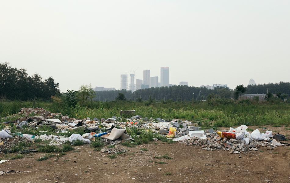 17  城市垃圾 municipal refuse 2016年，從北京郊區(qū)的垃圾場(chǎng)向市區(qū)方向看去。 拷貝