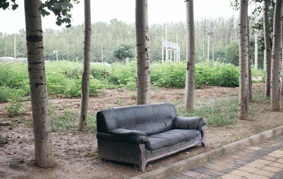 25 沙發(fā) Sofa  2016年，北京五環(huán)外一個(gè)被人廢棄的沙發(fā)。 拷貝