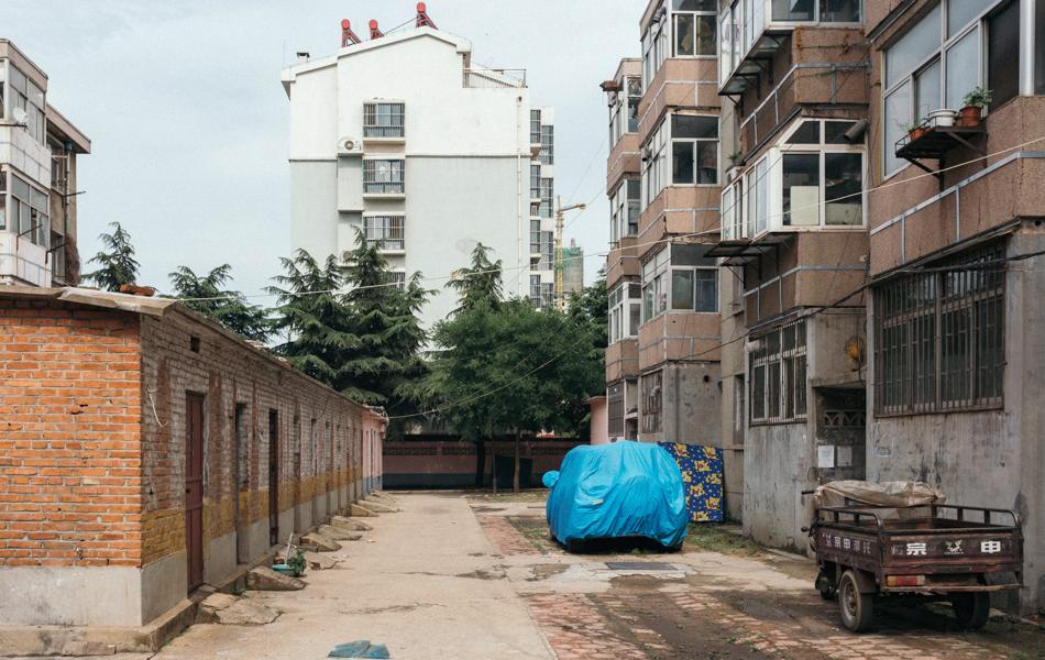27 藍(lán)色汽車 blue car  2016年，日照鐵路小學(xué)舊址，校園內(nèi)現(xiàn)已建起了新的居民樓。 拷貝