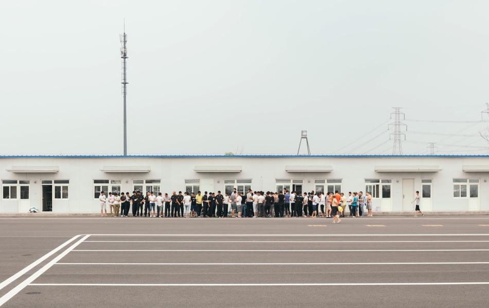 14 排隊(duì)  line  2016年，北京善各莊地鐵站附近，工人們正在排隊(duì)打飯。 拷貝