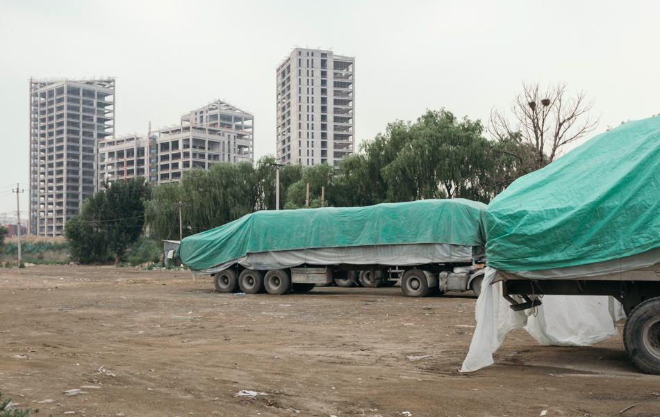 35 綠車 green car  2016年，北緯40度小區(qū)東面的一篇荒地，遠(yuǎn)處是正在建設(shè)中的望京誠(chéng)盈中心。 拷貝