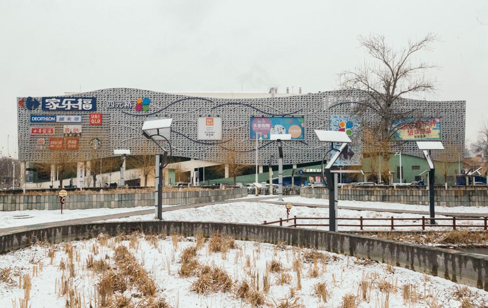 37 商場(chǎng) mall  2017年北京的第一場(chǎng)雪，四元橋購(gòu)物中心門口的幾個(gè)太陽(yáng)能板上落滿了雪。 拷貝