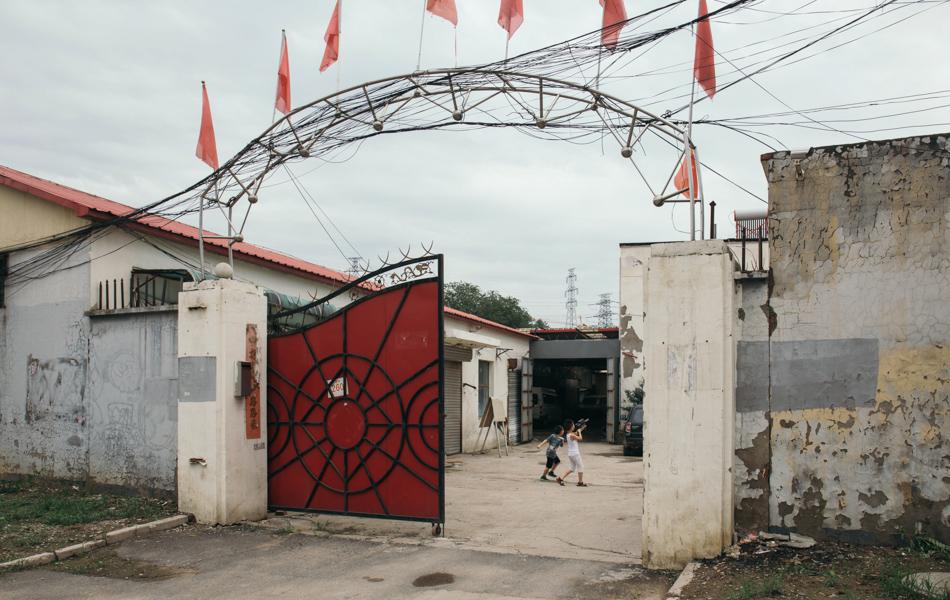 39 童趣 childhood  2016年，北京草場(chǎng)地一個(gè)院子內(nèi)嬉戲打鬧的兒童。 拷貝