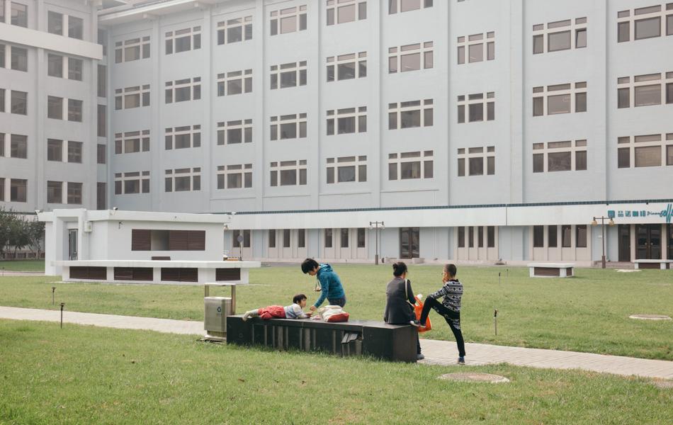 40 休息 Rest  2016年，北京國(guó)家圖書館園區(qū)內(nèi)休憩的游客。 拷貝