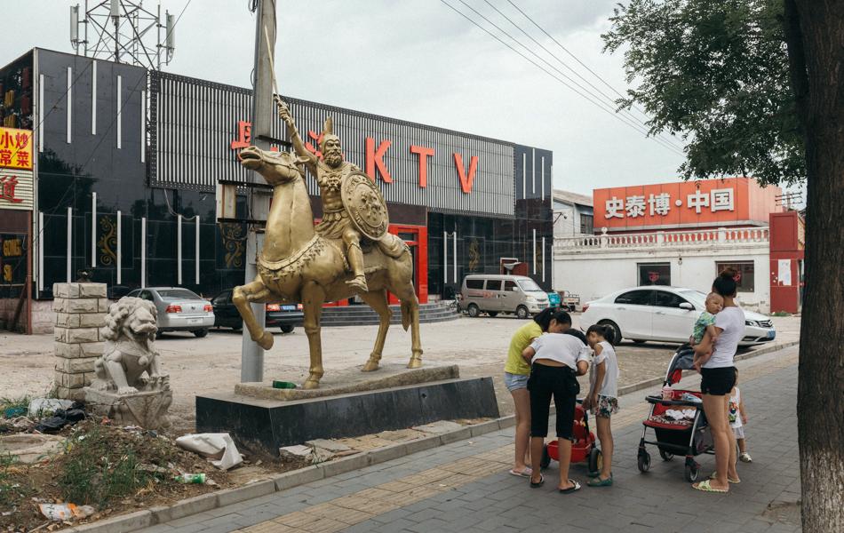 41 KTV ktv  2016年，北京望京公園附近，一位媽媽抱著幼兒和身邊的幾個(gè)兒童，全然不去理會(huì)旁邊雕像的號(hào)令。 拷貝