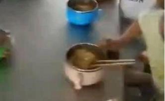 漢中通報一小學(xué)營養(yǎng)餐監(jiān)管失職問題：19斤肉復(fù)稱僅8.4斤