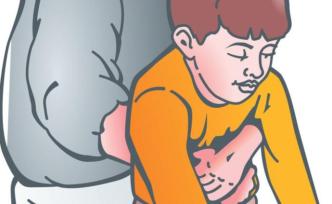 孩子吃東西卡住別亂拍，教你正確的施救方法