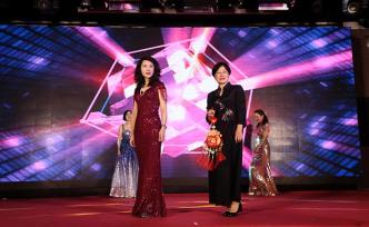 暖闻｜儿科女医生舞台上接紧急会诊电话，未卸妆就驱车前往