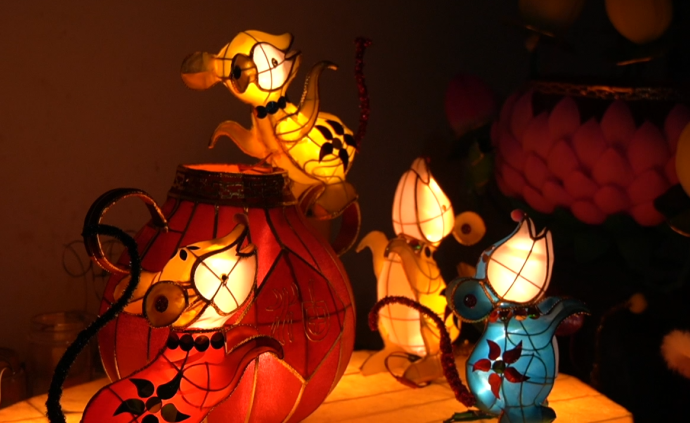 新春走基層丨花燈師傅扎“金鼠燈”賀歲