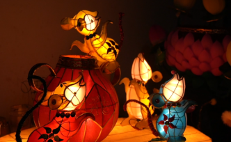 新春走基層丨花燈師傅扎“金鼠燈”賀歲