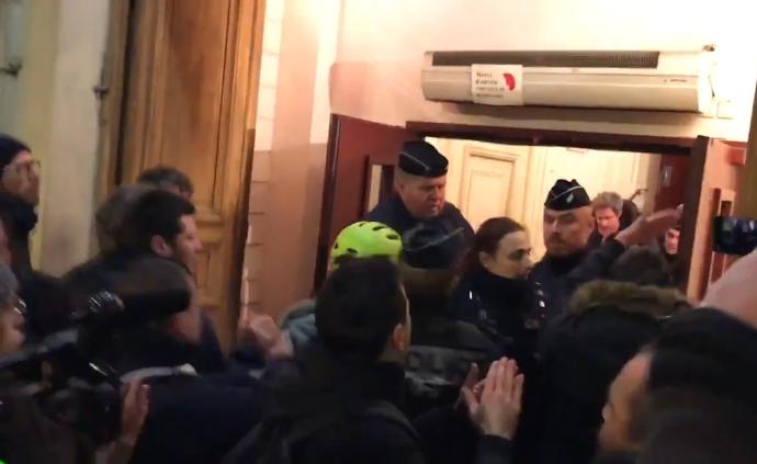 马克龙夫妇看剧遭围堵，卢浮宫也关了