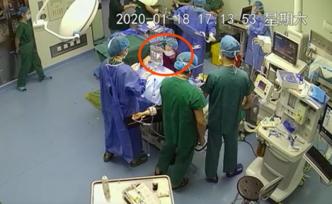 臍帶受壓或致胎兒死亡，年輕助產(chǎn)士手術(shù)臺下跪著完成生命托舉