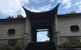 习近平走进马克思主义哲学家艾思奇故居