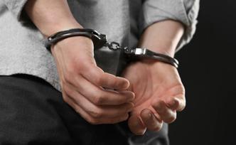 鄭州警方通報(bào)：一男子在售樓處刺死其堂哥后逃跑，已被抓獲