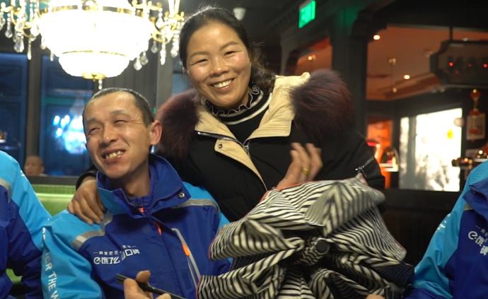 堅守者丨外賣員無法回家，妻千里送小炒肉