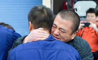 網(wǎng)絡(luò)中國(guó)節(jié)｜向后轉(zhuǎn)！消防隊(duì)員轉(zhuǎn)身后看見(jiàn)父母，瞬間淚奔
