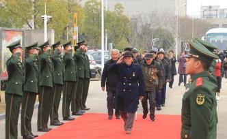 网络述年｜泪目！上海崇明91岁老连长带领老兵“回家”过年