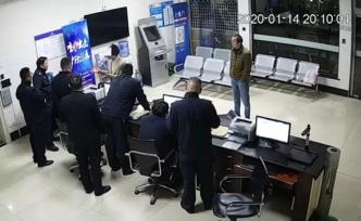 男子假装搭便车中途却殴打司机，实为“打击”前妻现男友