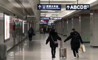 武漢一線丨市民前往火車站：不能走就退票