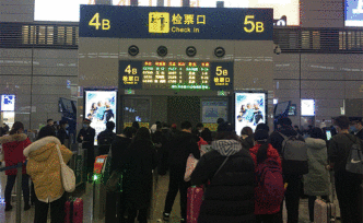 直擊上海虹橋火車站：戴口罩的乘客和堅(jiān)守崗位的工作者