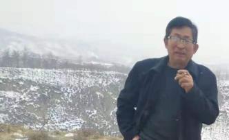 男子大年初二去上墳，在祖先墳頭熱熱鬧鬧放鞭炮：圖個(gè)吉利