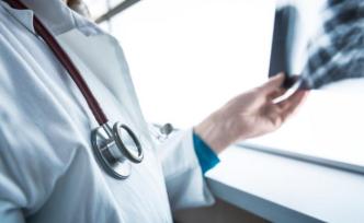 央視熱評(píng)丨誰拿抗疫當(dāng)兒戲就拿誰開刀！