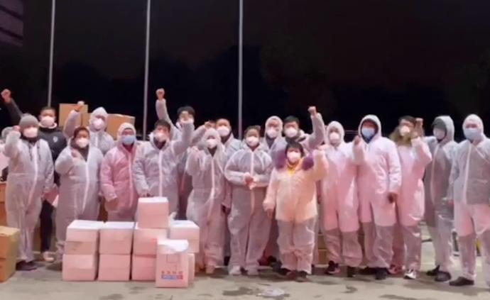 鏡頭下的武漢:志愿者送食物進(jìn)醫(yī)院,不怕