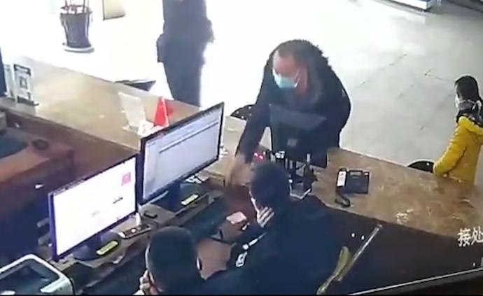 男子派出所丢下善款就跑：我是中国人