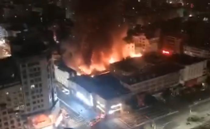 福建莆田一步行街深夜發(fā)生大火，已撲滅