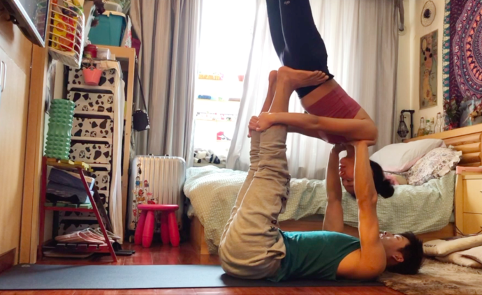 居家隔离的日子，瑜伽和爱人平复我心