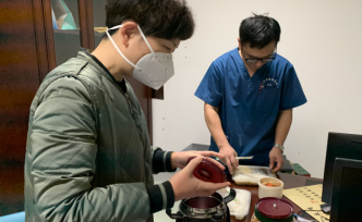 武漢肺科醫(yī)院醫(yī)護(hù)夫妻：連軸轉(zhuǎn)720小時(shí)