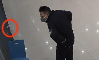 怕荊門民警不收，他往派出所門縫塞三千元