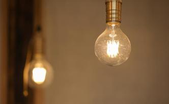 我們也許不需要燈光節(jié)，但是我們都需要一盞燈