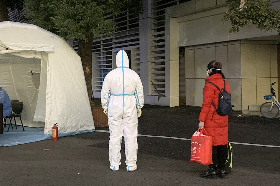 第二批達(dá)到的患者等待進(jìn)入帳篷登記