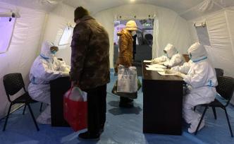 城事·戰(zhàn)疫｜武漢：洪山體育館方艙醫(yī)院接收首批十名輕癥患者