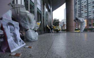 悼念｜李文亮医生，谢谢你来过！武汉市民自发前往医院送别